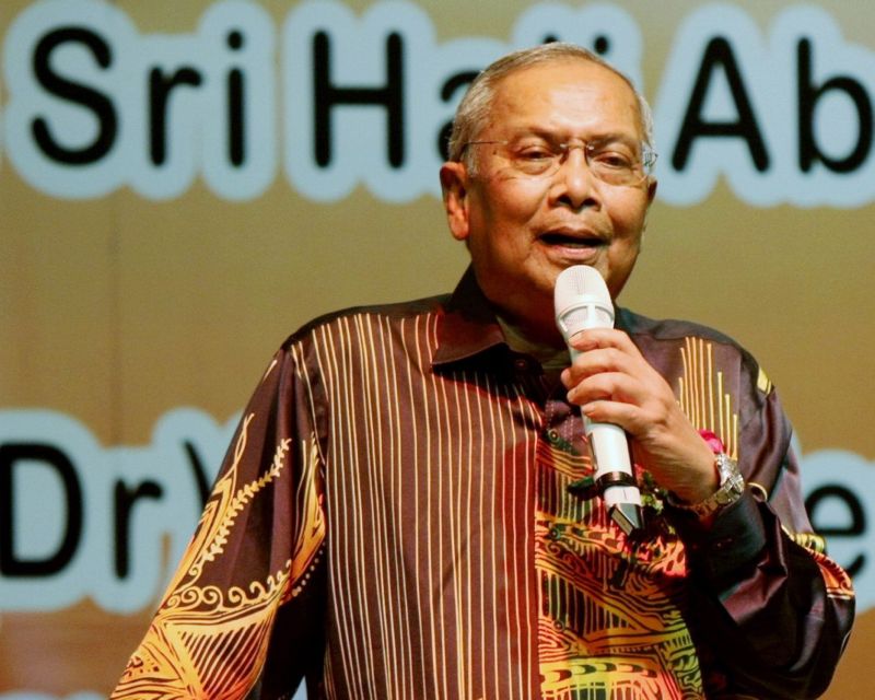 Sarawak Chief Minister Tan Sri Dr Adenan Satem belted out three English evergreen songs and a Malay oldie to raise funds for kidney patients and diabetics. u00e2u20acu2022 Bernama pic