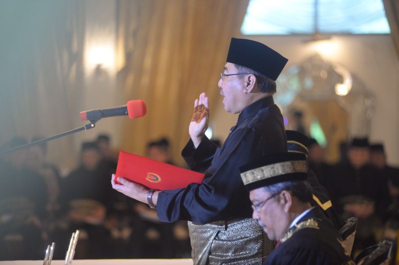 Datuk Seri Ahmad Bashah taking his oath of office at Istana Kaki Bukit in Alor Setar, February 4, 2016. u00e2u20acu2022 Picture by KE Ooi