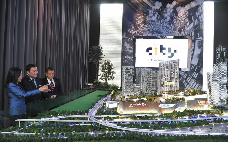 Second International Trade and Industry Minister Datuk Seri Ong Ka Chuan (centre) looks at a model of the Central i-City shopping mall at Shah Alam, February 18, 2016. u00e2u20acu201d Bernama pic