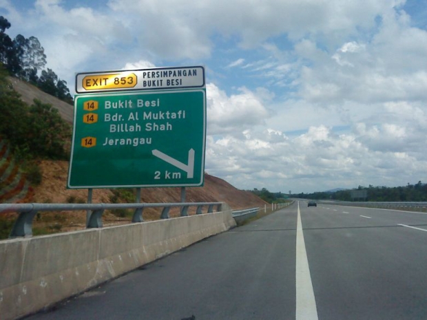 Pengguna menggesa pihak berkuasa memasang papan tanda memaklumkan kepada pengguna tiadanstesen minyak di Lebuh Raya Pantai Timur 2. u00e2u20acu201d Foto ehsan Facebook/LPT2