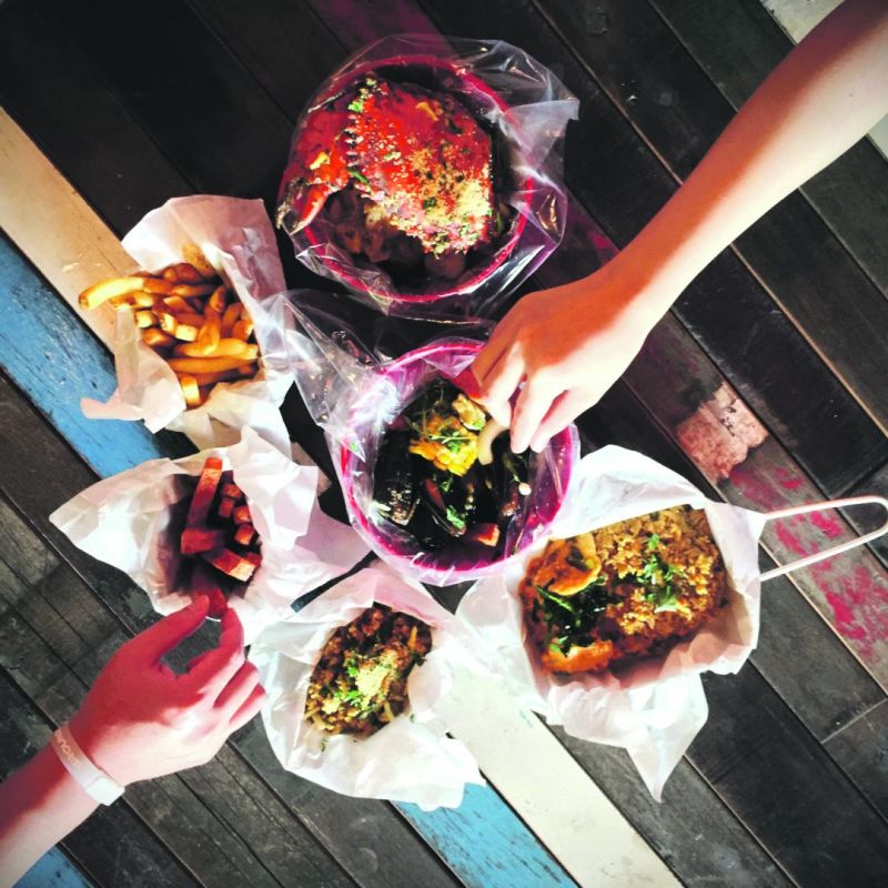 Cajun On Wheels bring seafood boil to mall. ― TODAY pic