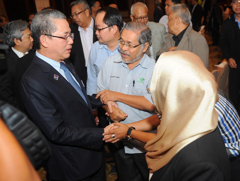 Works Minister Datuk Seri Fadillah Yusof (left) mingles with bumiputera contractors participating in the Teras Networking session, Kuching, Feb 18, 2016. u00e2u20acu201d Bernama pic