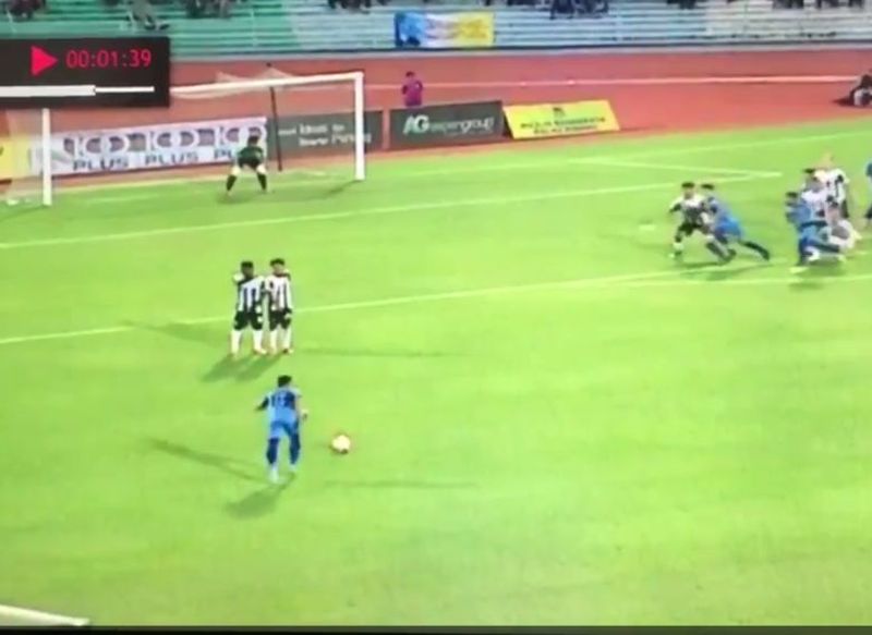 Paparan skrin rakaman video yang menunjukkan Faiz Subri sedang menendang bola yang asalnya menuju ke kanan tapi tiba-tiba menerjah masuk ke sebelah kiri gol. 