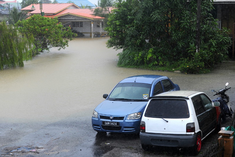 The water level begins to rise rapidly in some low-lying areas around the village of Kampung Sungai Bintangor in Kuching, Feb 21, 2016. u00e2u20acu201d Bernama pic