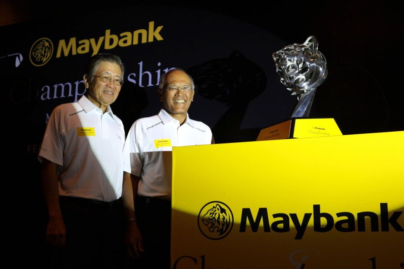 Maybank chairman Tan Sri Megat Zaharuddin Megat Mohd Nor (right), Tan Sri Yong Poh Kon, chairman, Royal Selangor International Sdn Bhd, unveiling Maybank Championship Malaysia Trophy February 3, 2016.Bernama pic