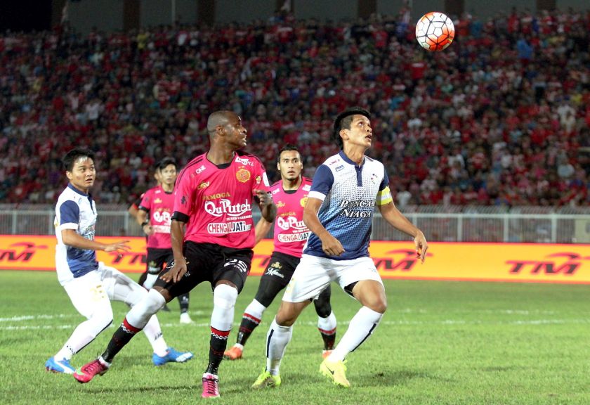 PDRMu00e2u20acu2122s Mohd Faizal (right) vies for the ball with Kelantan footballer Dramane Traore (centre) at the Sultan Muhammad IV stadium last night. u00e2u20acu201d Bernama pic