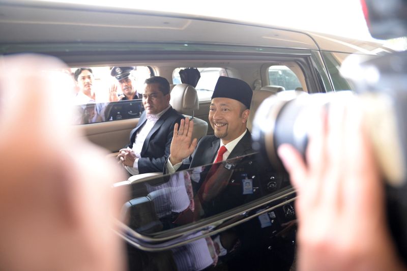 Datuk Seri Mukhriz Mahathir waves as he leaves Wisma Darul Aman in Alor Setar, Kedah, February 3, 2016. u00e2u20acu2022 Picture by KE Ooi