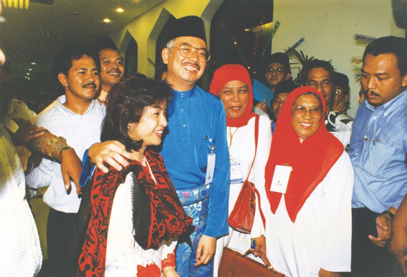 Datuk Seri Najib Razak and Rosmah greeting 14-year-olds (from right) S. Thayalan, Y. Yuvarajan and S. Daniel at the launch of the Orphans Charity Project organised by Universiti Malaya at Crystal Crown Hotel in Petaling Jaya on December 7, 1997. u00e2u20acu2022 Malay