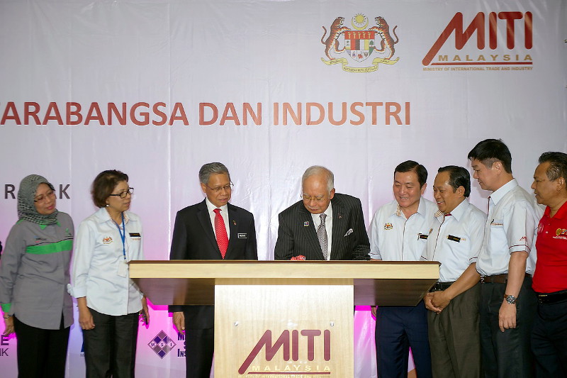 Datuk Seri Najib Razak (fourth left) sign on the plaque to inaugurate of the new building of the Ministry of International Trade and Industry (MITI), Feb 24, 2016. Also present is MITI Minister Datuk Seri Mustapa Mohamed (left). u00e2u20acu201d Bernama pic
