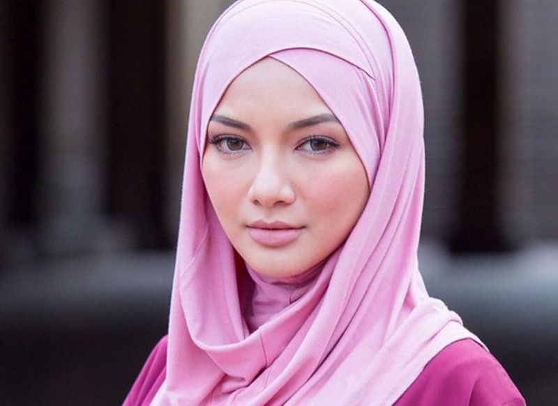 Naelofar Hijab, yang dimiliki usahawan dan pelakon Neelofa (foto), mengumumkan pendapatan RM50 juta tahun, 10 peratus jumlah itu hasil jualan luar negara. u00e2u20acu2022 Foto ehsan Instagram/Neelofa  