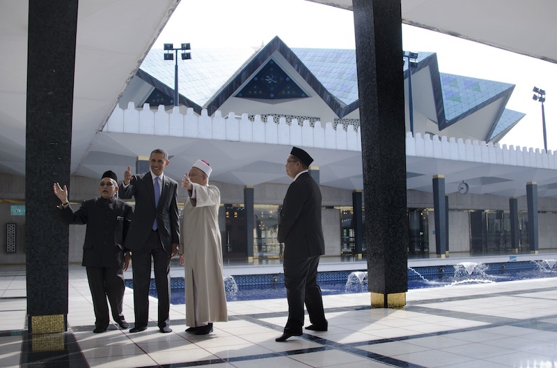 Obama receives a tour  of the National Mosque of Malaysia in Kuala Lumpur on April 27, 2014. u00e2u20acu201d AFP picn