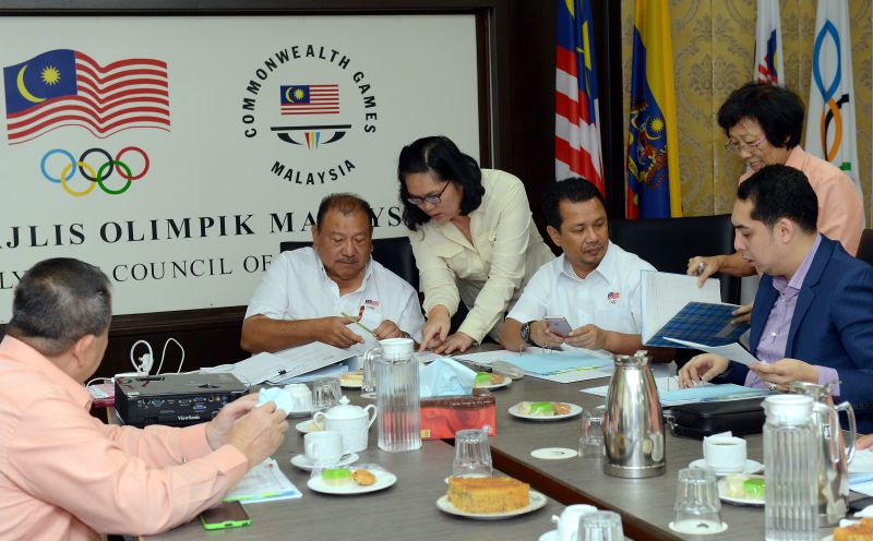 OCM president Tunku Tan Sri Imran Tuanku Jau00e2u20acu2122afar (centre) at the executive council meeting at Wisma OCM February 3, 2016, deputy president Datuk Seri Mohamad Norza Zakaria (2nd right) and vice president Datuk Mohd Nazifuddin Mohd Najib. Bernama pic