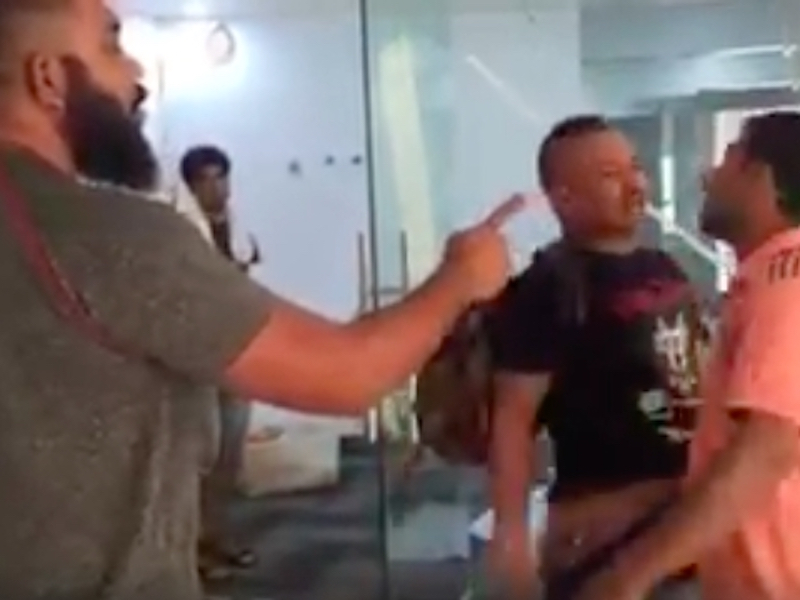 Wan Mohd Azri Wan Deris dan rakan-rakannya membelasah pekerja asing dalam sebuah video viral di media sosial. u00e2u20acu201d Foto paparan skrin Facebook
