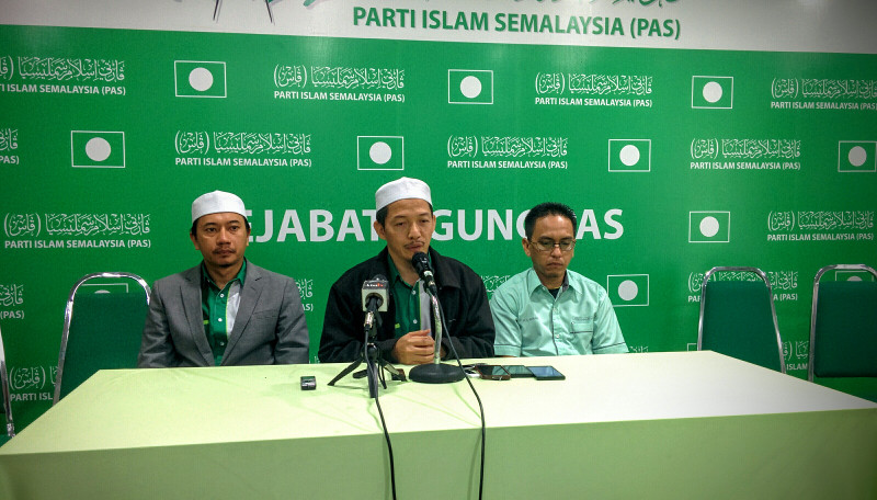 (From left) PAS Youth wingu00e2u20acu2122s deputy chief Muhammad Khalil Abdul Hadi, chief Nik Mohamad Abduh Nik Abdul Aziz and vice chief Khairil Nizam Khirudin at a press conference on February 14, 2016. u00e2u20acu201d Picture by Mayuri Mei Lin