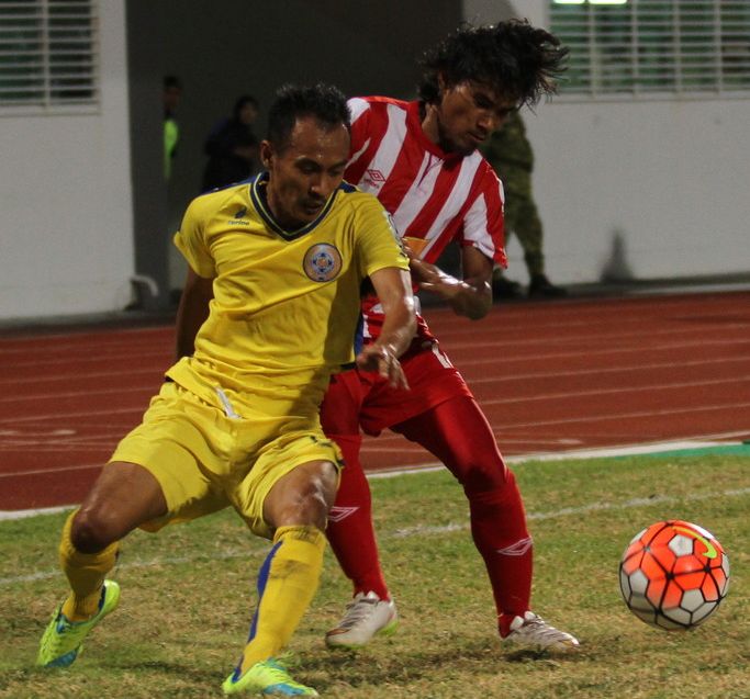 Perlis' Mohd Ezaidy Mohd Khadar (left) and UITM's Ashraf Mohammed Afif in Premier League football action at Kangar, February 16, 2016. u00e2u20acu201d Bernama pic