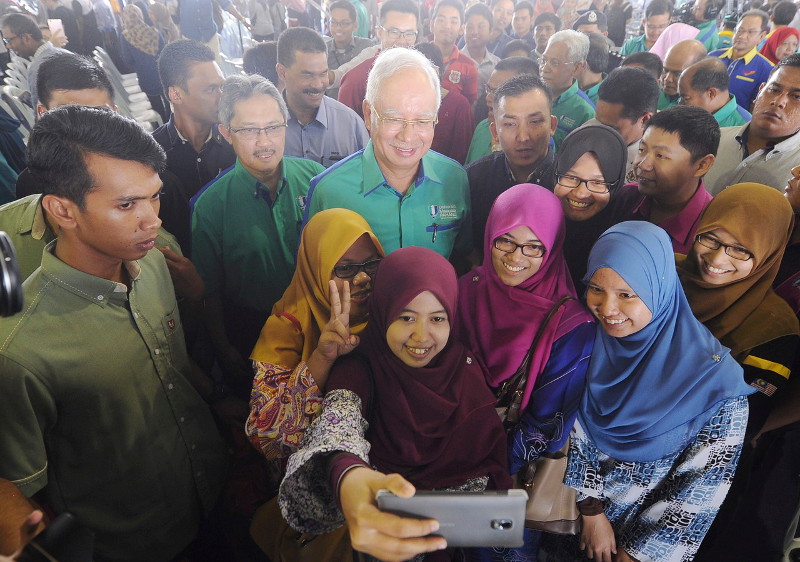 Prime Minister Datuk Seri Najib Razak (centre) posing for selfies with students after the inauguration of the main campus of Universiti Malaysia Pahang (UMP) in Pekan, Feb 21, 2016. u00e2u20acu201d Bernama pic