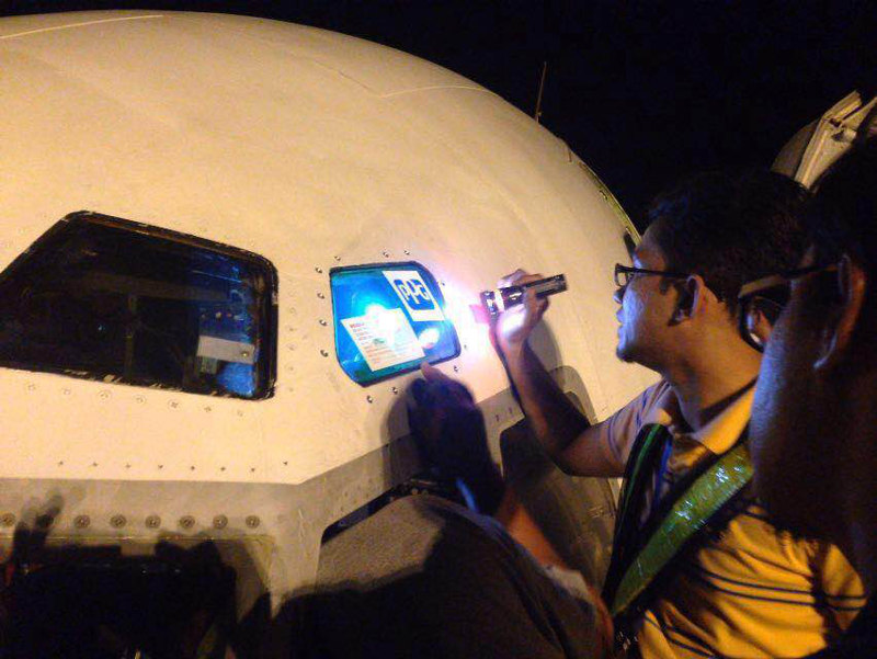 The cracked windscreen of the Rayani airliner has been replaced. u00e2u20acu201d Picture courtesy of Rayani Airlines CEO Ravi Alagend