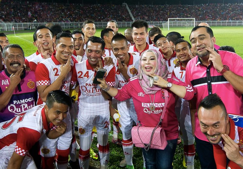 Pasukan bola sepak Kelantan, Pamoga Qu Puteh The Red Warriors (PQPTRW) menggayakan u00e2u20acu2122taglineu00e2u20acu2122 Qu Puteh bersama Datuk Seri Dr Hasmiza Othman atau Datuk Seri Vida (dua,kanan) di Stadium Sultan Muhammad IV semalam. u00e2u20acu2022 Foto Bernama