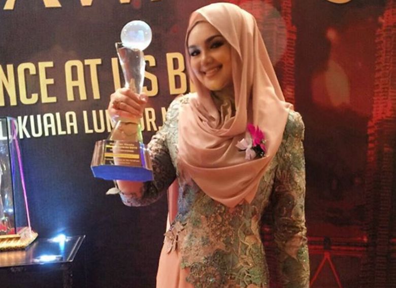 Peniaga-peniaga produk di Internet menjadikan Siti Nurhaliza Tarudin (foto) dan Rozita Che Wan pelaris untuk mengeliru pelanggan. u00e2u20acu201du00c2u00a0Foto ehsan Instagram/Siti Nurhaliza