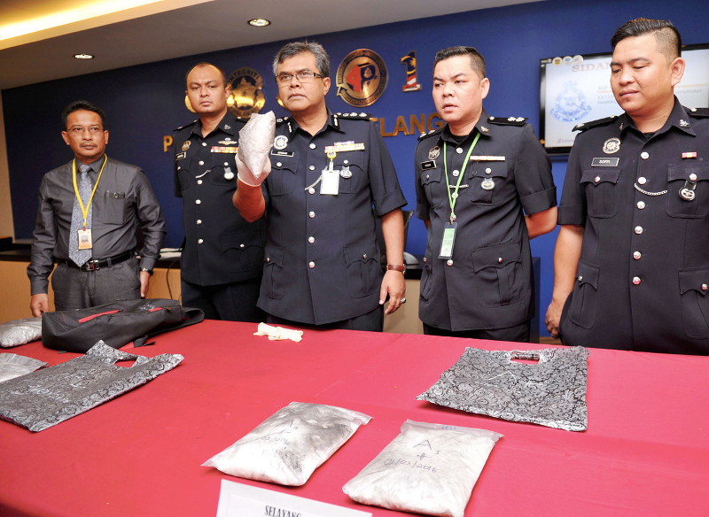 Selangor Police (IPK) Narcotics dept chief, ACP Amran Ramli (centre) showing packages of syabu seized in two separate cases in Batu Caves and Mutiara Damansara at a press conference, Feb 3, 2016 in Shah Alam. u00e2u20acu201d Bernama pic