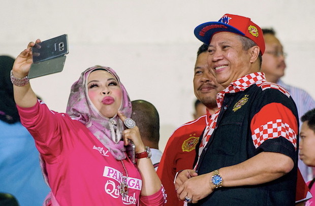 Presiden Persatuan Bola Sepak Kelantan (KAFA) Tan Sri Annuar Musa tertarik dengan gelagat Penasihat Kehormat KAFA Datuk Seri Vida yang menggayakan u00e2u20acu02dctaglineu00e2u20acu2122 Qu Puteh pada majlis memperkenalkan barisan pemain dan jurulatih pasukan PQPTRW itu di Stadium