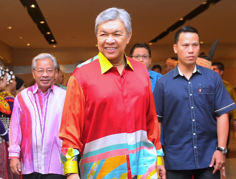 KUCHING, 20 Feb -- Timbalan Perdana Menteri Datuk Seri Dr Ahmad Zahid Hamidi ketika hadir pada majlis perasmian penyampaian Anugerah Perkhidmatan Cemerlang Kementerian Dalam Negeri Sarawak hari ini.n