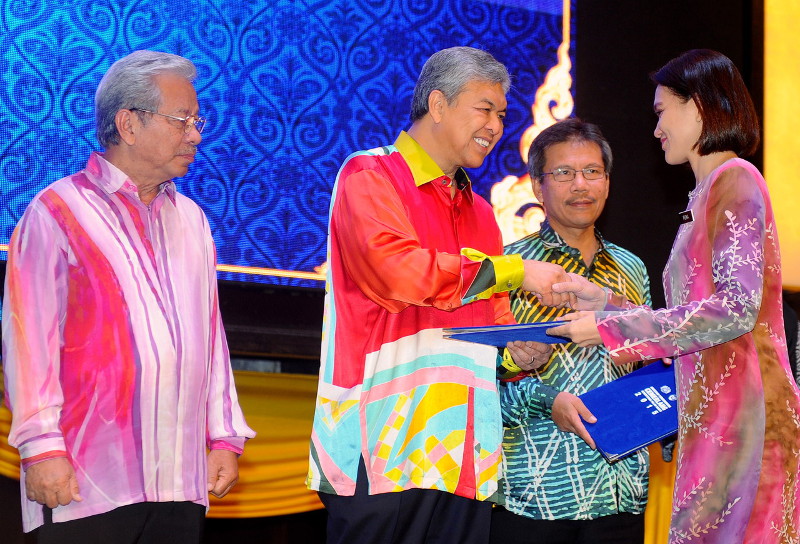 KUCHING, 20 Feb --  Datuk Seri Dr Ahmad Zahid Hamidi pada majlis perasmian penyampaian Anugerah Perkhidmatan Cemerlang Kementerian Dalam Negeri (KDN) Sarawak hari ini.nTurut hadir Menteri Kemajuan Tanah Sarawak Tan Sri James Jemus Masing (kiri).