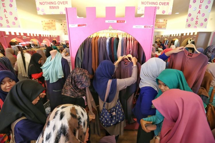 Kajian Hill Asean mendapati sebahagian besar rakyat Malaysia dan Asean mengenal pasti diri mereka sendiri sebagai kumpulan kelas pertengahan tanpa mengambil kira pendapatan sebenar. u00e2u20acu201d Foto oleh Saw Siow Feng