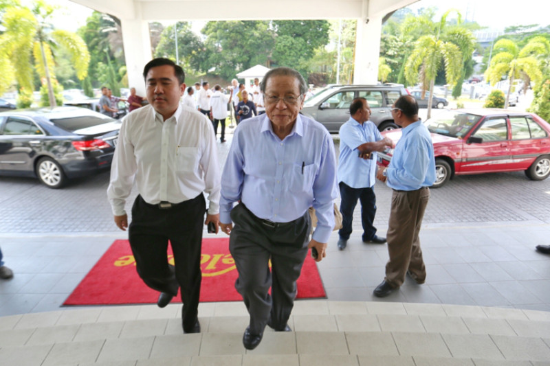 Lim Kit Siang (centre) arrives at an event to announce a citizensu00e2u20acu2122 movement against the government in Kuala Lumpur on March 4, 2016. u00e2u20acu201d Picture by Saw Siow Feng