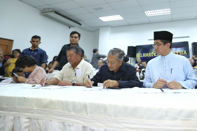 (From left) Tun Dr Ling Liong Sik, Tan Sri Muhyiddin Yassin and Tun Dr Mahathir Mohamad sign the citizens' declaration at an event to announce a citizensu00e2u20acu2122 movement against the government in Kuala Lumpur on March 4, 2016. u00e2u20acu201d Picture by Saw Siow Feng