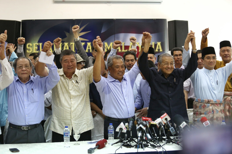 (From left) Lim Kit Siang, Tun Dr Ling Liong Sik, Tan Sri Muhyiddin Yassin, Tun Dr Mahathir Mohamad and Datuk Seri Azmin Ali at an event to announce a citizensu00e2u20acu2122 movement against the government in Kuala Lumpur March 4, 2016. u00e2u20acu201d Picture by Saw Siow Feng