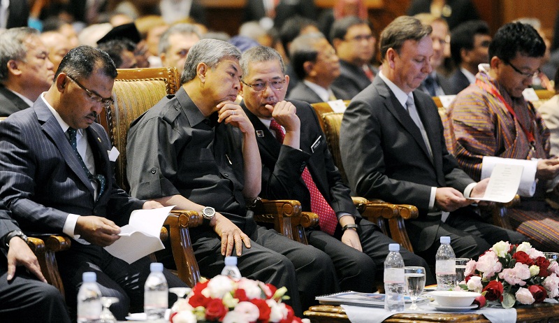 Deputy Prime Minister Datuk Sri Dr Ahmad Zahid Hamidi (second from left) at the 2nd Asia-Pacific Forum on Urban Resilience and Adaptation in Bandar Hilir on March 4, 2016. u00e2u20acu201d Bernama pic