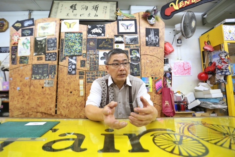 Yap sits behind the countertop featuring own-brand Fairbreno’s logo, while the ‘Venus Art’ sign and Chinese calligraphy spelling out the word ‘Venus’ can be seen in the background.