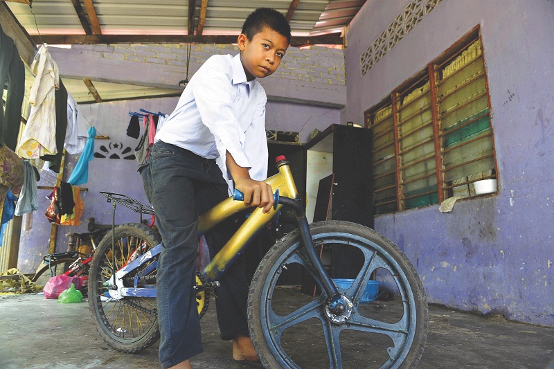 Khairul claims he was beaten up because he was late to school and for riding a u00e2u20acu02dcmodifiedu00e2u20acu2122 bike. u00e2u20acu201d Picture by R. Mahgeshan