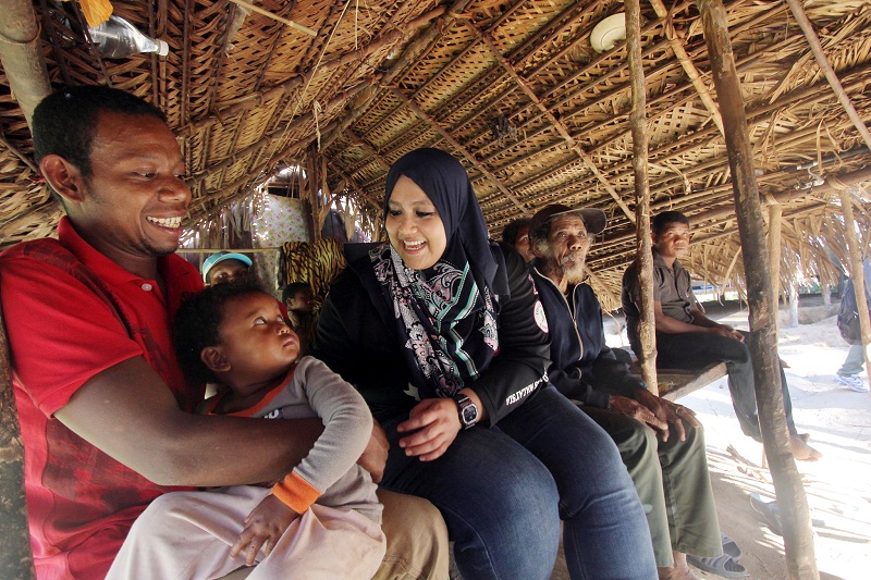 Deputy Tourism Minister Datuk Mas Ermieyati Samsudin (centre) speaks to some villagers belonging to the Batek Orang Asli tribe at Taman Negara, Pahang February 23, 2016. u00e2u20acu201d Bernama pic
