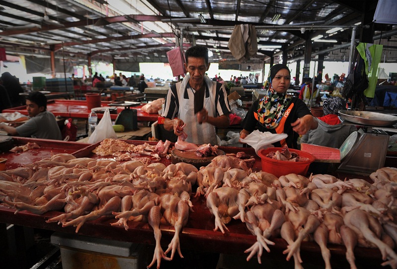 Traders say it is unfair to blame them for price hikes. u00e2u20acu201d Picture by Azinuddin Ghazali