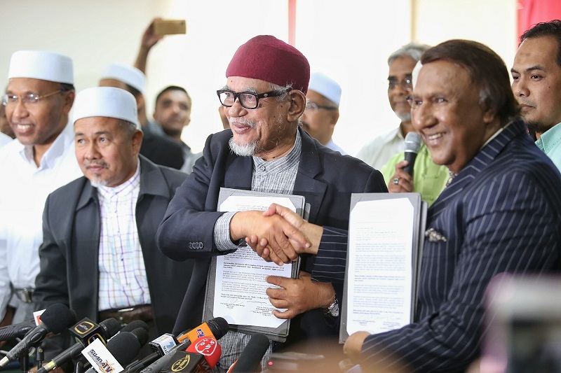 PAS president Datuk Seri Hadi Awang (third from left) and Parti Ikatan Bangsa Malaysia president Tan Sri Abdul Kadir Sheikh Fadzir during a press conference to announce the new alliance between the two parties, in Kuala Lumpur March 16, 2016. u00e2u20acu201d Picture 