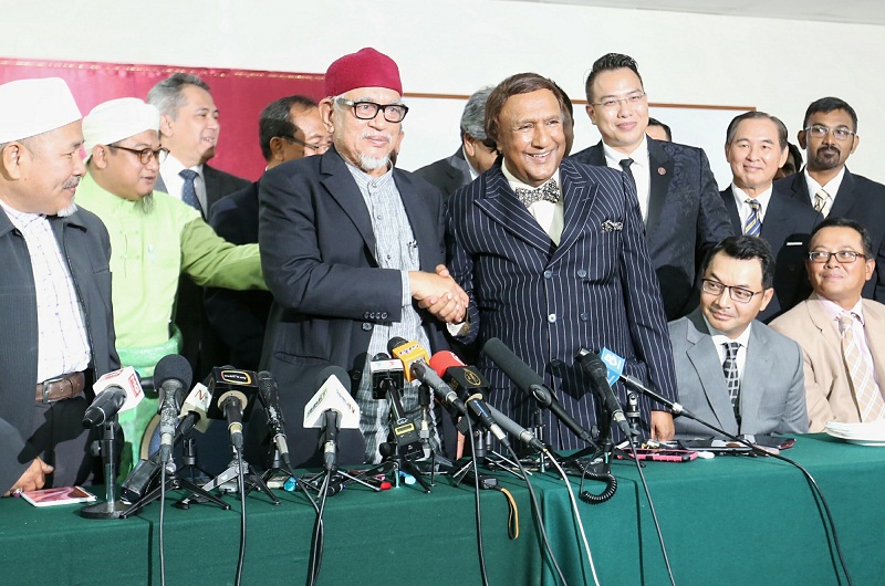 PAS president Datuk Seri Hadi Awang (fourth from left) and Parti Ikatan Bangsa Malaysia president Tan Sri Kadir Sheikh Fadzil during a press conference to announce the new alliance between the two parties, in Kuala Lumpur March 16, 2016. u00e2u20acu201d Picture by Sa