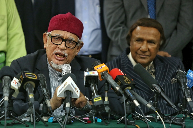 PAS president Datuk Seri Hadi Awang (left) and Parti Ikatan Bangsa Malaysia president Tan Sri Abdul Kadir Sheikh Fadzir during a press conference to announce the new Pas-Ikatan alliance, in Kuala Lumpur March 16, 2016. u00e2u20acu201d Picture by Saw Siow Feng