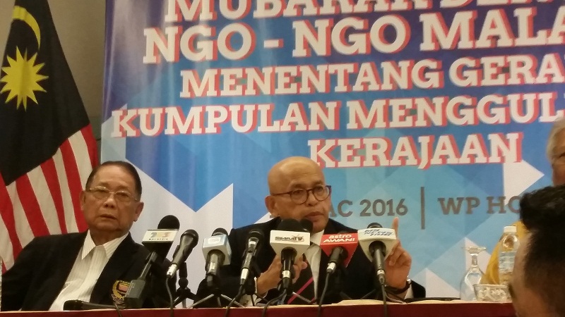 Former Elected Representatives Council (Mubarak) president Tan Sri Abdul Aziz Rahman (right) speaks during a press conference in Kuala Lumpur March 17, 2016. u00e2u20acu201d Picture by Yap Tzu Ging