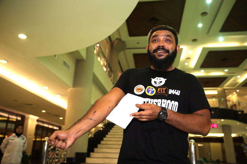 Wan Muhammad Azri Wan Deris (Papagomo) walks out of court after being fined RM4,300 for assaulting a foreign worker at the Jalan Duta Magistrates Court in Kuala Lumpur March 11, 2016. u00e2u20acu201d Picture by Choo Choy May