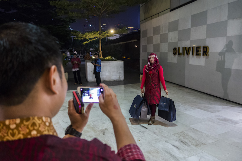 A shopper is photographed by her friend outside the Olivier Cafe, on the ground floor of the Grand Indonesia shopping mall, where an Indonesian woman was murdered with a cup of cyanide-poisoned coffee, in Jakarta February 18, 2016. u00e2u20acu201d Picture by Kemal Ju