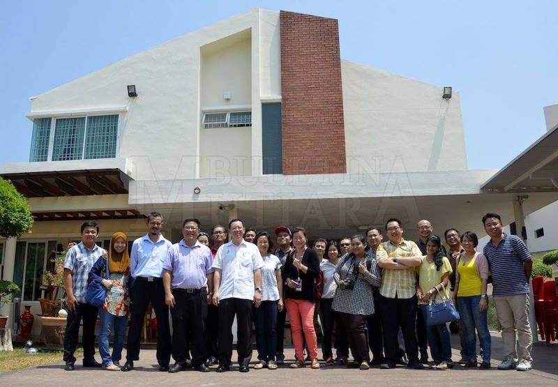Lim Guan Eng and members of the media pose outside his house during the impromptu tour today. u00e2u20acu201d Picture via Facebook.com/LimGuanEngn