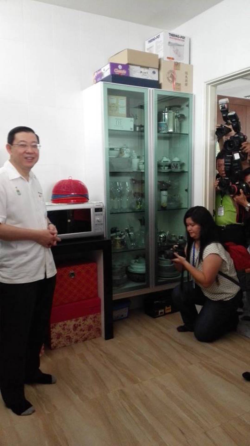 Lim during the tour of his Penang home. — Picture via Facebook.com/LimGuanEng