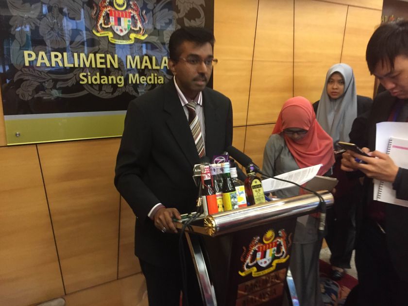 Kapar MP Manivannan addresses members of the media during a press conference on cheap liquor at the Dewan Rakyat today. u00e2u20acu201d Picture by Kamles Kumar