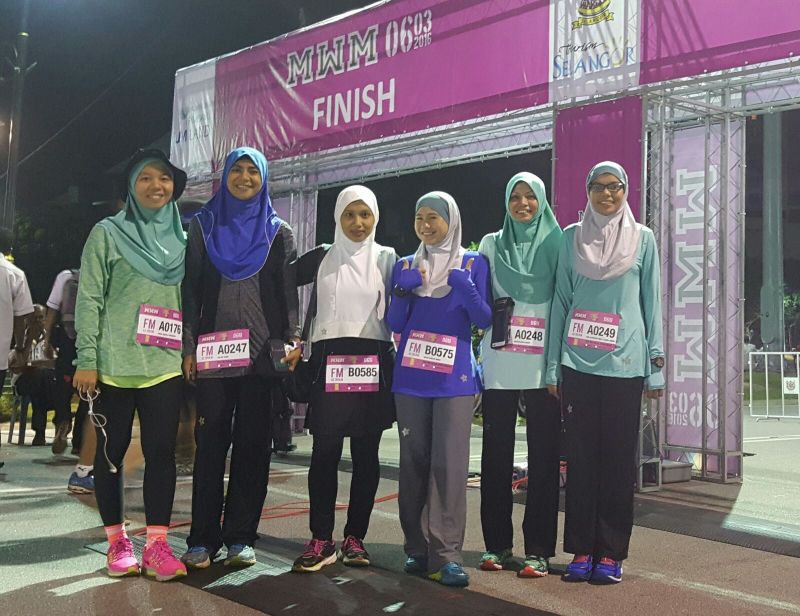 Runners in hijab sports gear. ― Picture by Nashata