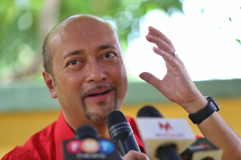 Datuk Seri Mukhriz Mahathir speaks during a dialogue session in Puchong, March 15, 2016. u00e2u20acu201d Picture by Saw Siow Feng
