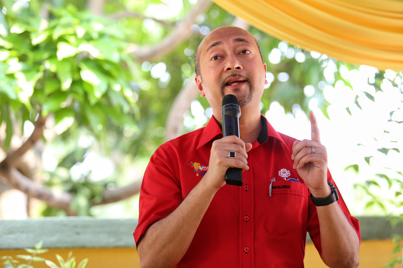 Datuk Seri Mukhriz Mahathir speaks during a dialogue session in Puchong, March 15, 2016. u00e2u20acu201d Picture by Saw Siow Feng