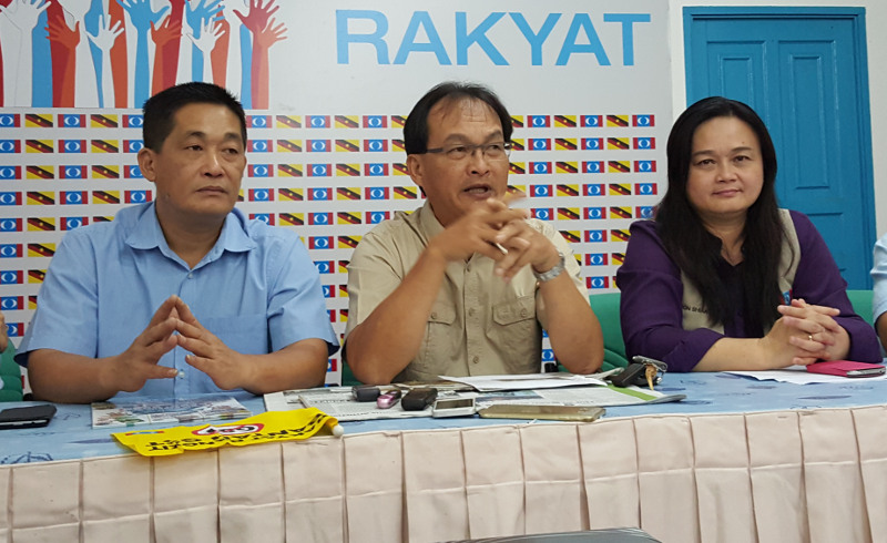 Sarawak PKR chief Baru Bian (centre) with Batu Lintang State lawmaker See Chee How and Wanita PKR national vice-chairman Voon Shiak Ni at a press conference, March 31, 2016. u00e2u20acu201d Picture by Sulok Tawie