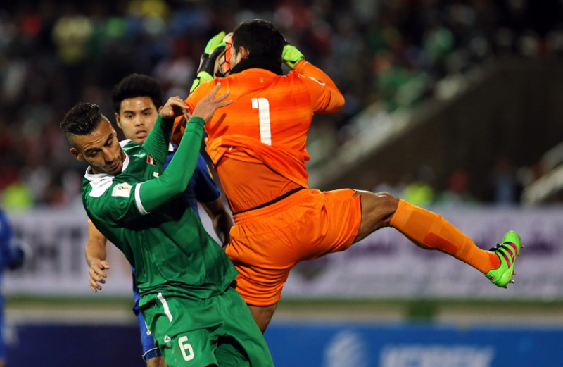 Thailand's goalkeeper Kawin Thamsatchanan (right) holds onto the ball ahead of Iraq's Ali Adnan (left) during their 2018 World Cup qualifying football match at Shahid Dastgerdi Stadium in Tehran March 24, 2016. u00e2u20acu201d AFP pic